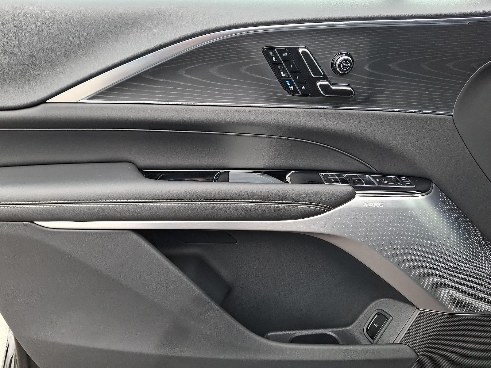 2025 Cadillac LYRIQ Luxury 3